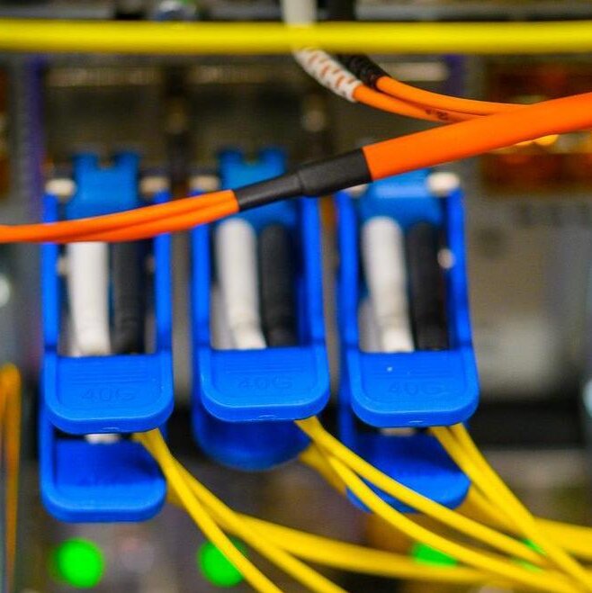 Glasfaserverteilerschrank mit Zuleitungs- und Verteilerkabeln