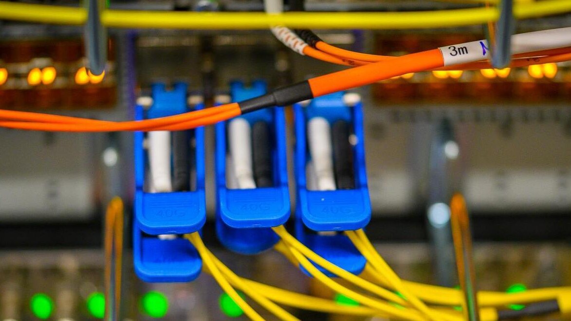 Glasfaserverteilerschrank mit Zuleitungs- und Verteilerkabeln