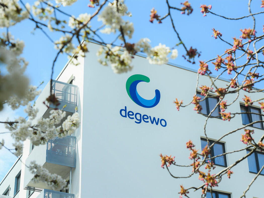 Außenansicht degewo-Neubau Pöhlbergstraße 9 Bärensteinstraße 5: obere Gebäudeecke mit degewo-Logo auf Fassade.