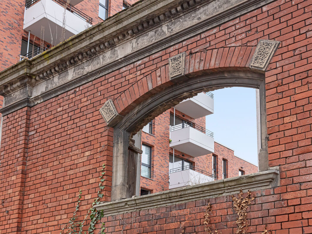Außensicht degewo-Neubau Wiesenstraße 55: Detail alte Ziegelsteinmauer.