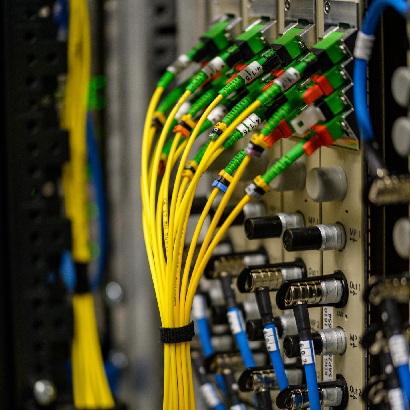 Ansicht eines Verteilerkastens mit Glasfaserkabeln in gelb und blau
