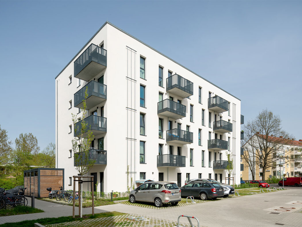 Außenansicht degewo-Neubau Kietzer Feld Zur Nachtheide 94 mit Parkflächen.