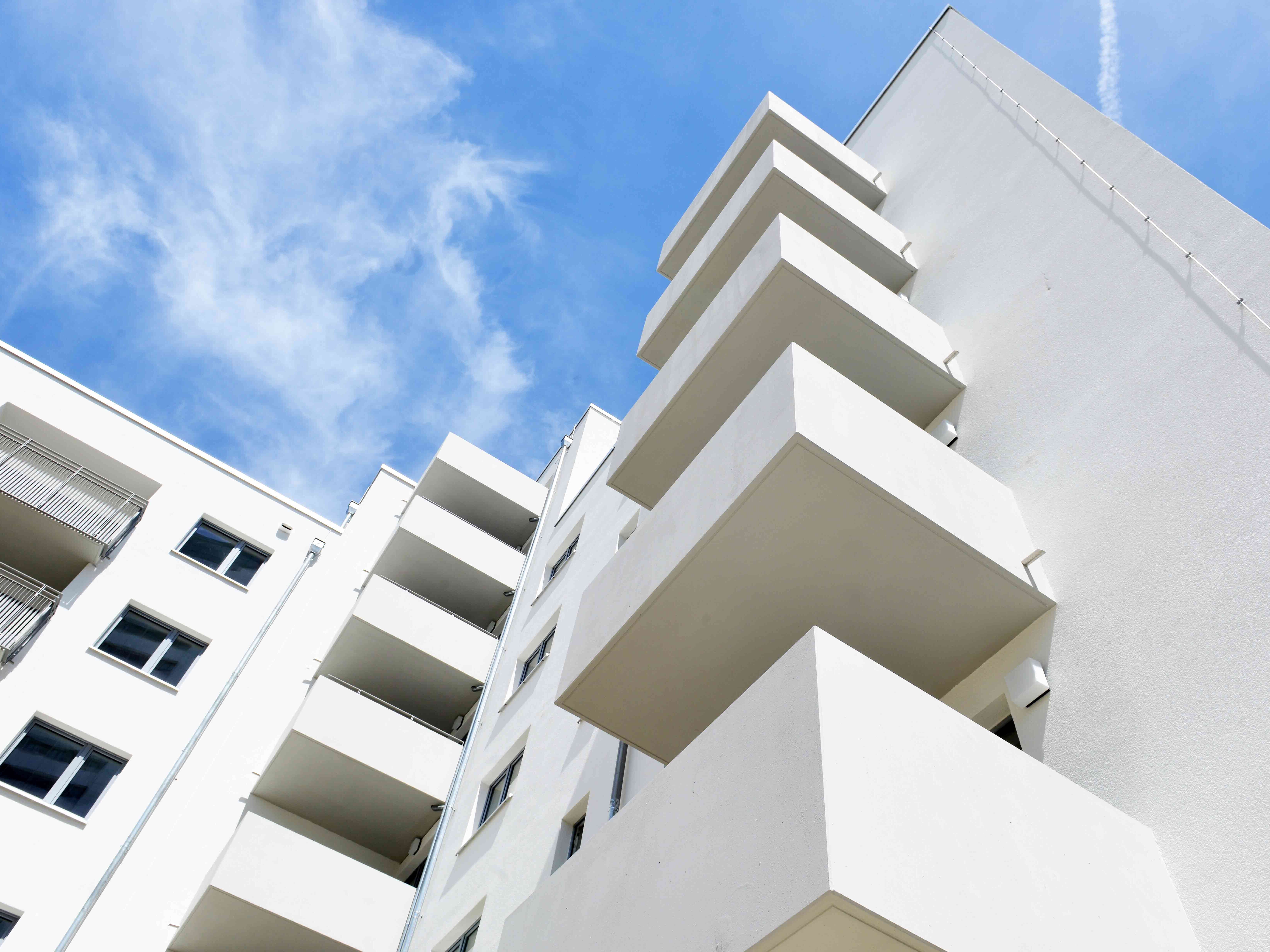 Außenansicht degewo-Neubau Agnes-Straub-Weg 22: Fassade mit Balkonen, Blick Richtung Himmel.