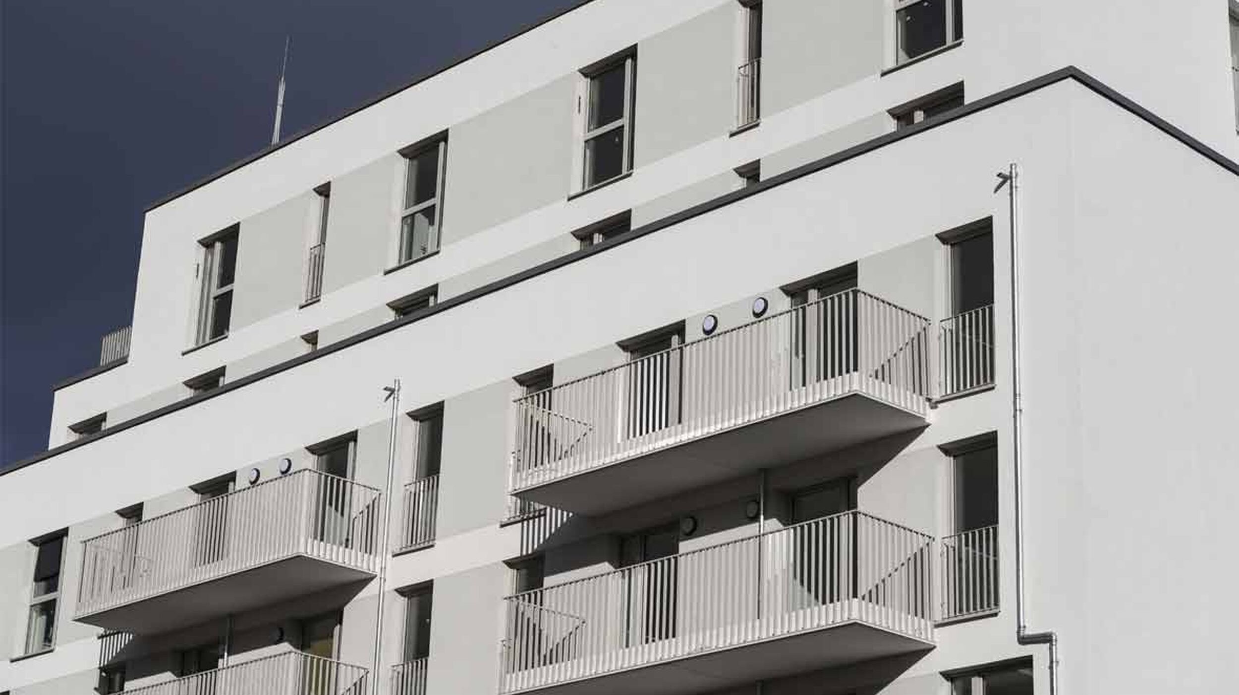 Außenansicht degewo-Neubau Gotenburger Straße 2: Fassade mit Balkonen.