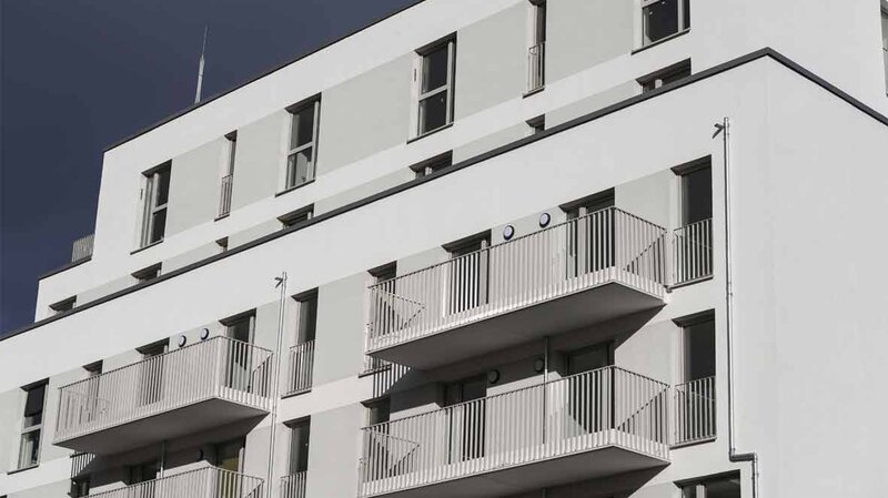 Außenansicht degewo-Neubau Gotenburger Straße 2: Fassade mit Balkonen.
