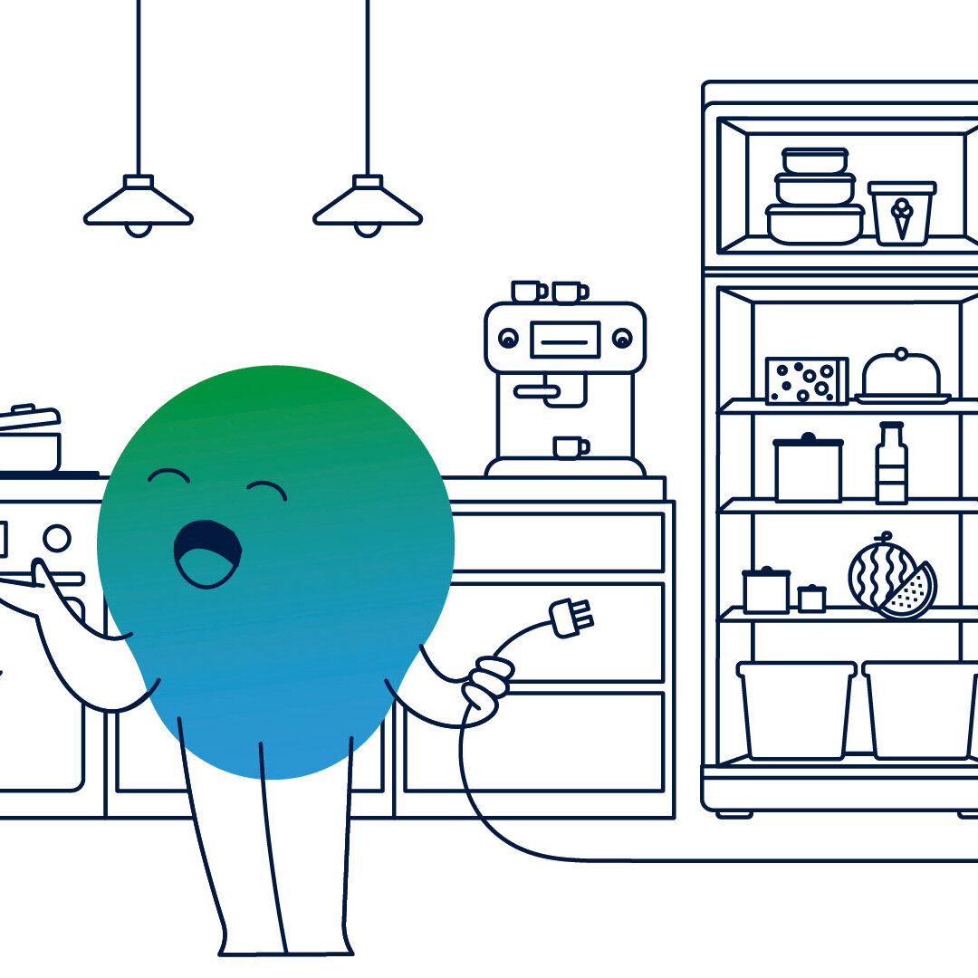 Illustration der Erklärfigur Kalle. Er steht in der Küche und hat ein Kabel in der Hand. Hinter ihm stehen Herd, Kaffeemaschine und Kühlschrank. Letzterer ist offen. 