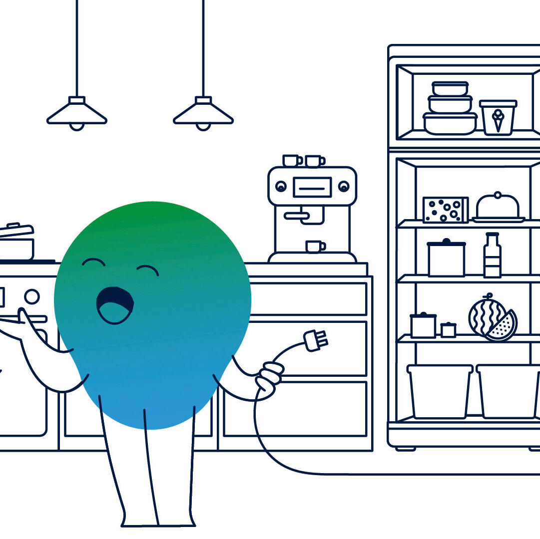 Illustration der Erklärfigur Kalle. Er steht in der Küche und hat ein Kabel in der Hand. Hinter ihm stehen Herd, Kaffeemaschine und Kühlschrank. Letzterer ist offen. 