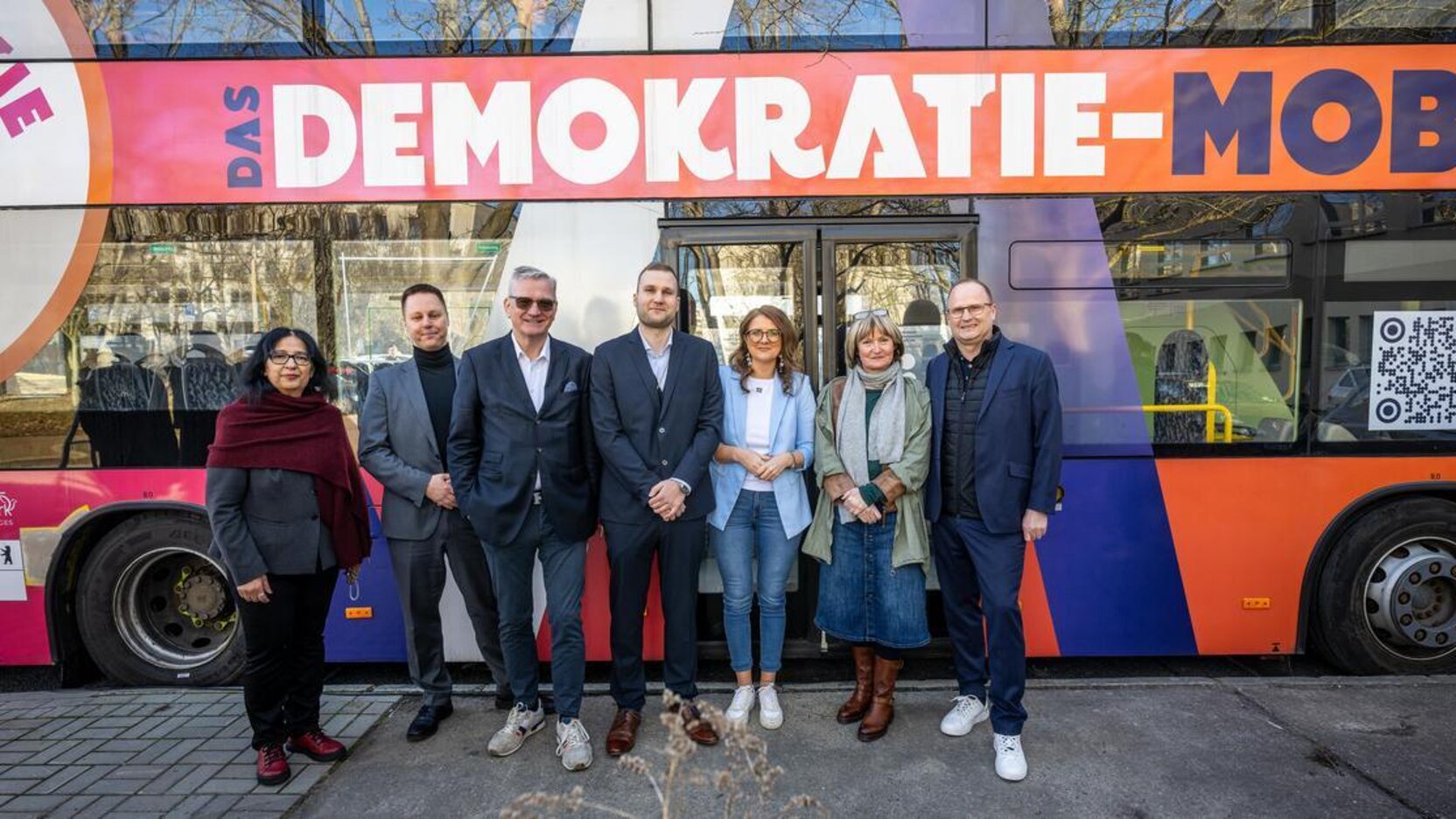 v.l.n.r. Seyran Ateş, Initiatorin des Demokratie-Mobils; Stefan Bley, Bezirksstadtrat für Bildung in Berlin Marzahn-Hellersdorf; Christoph Beck, Vorstandsmitglied degewo; Vertreter der Marcana-Schule; Christina Henke, Staatssekretärn für Bildung des Landes Berlin; Vertreterin der Marcana-Schule; Pascal Atzert, Vorstandsmitglied degewo