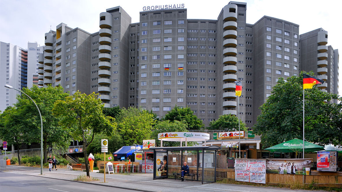 Straßenansicht degewo-Ankauf Gropiushaus.