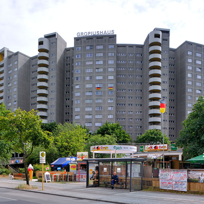 Straßenansicht degewo-Ankauf Gropiushaus.