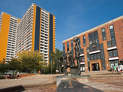 Ein Hochhaus des Typs WHH GT 18/21 am Helene-Weigel-Platz in Marzahn.