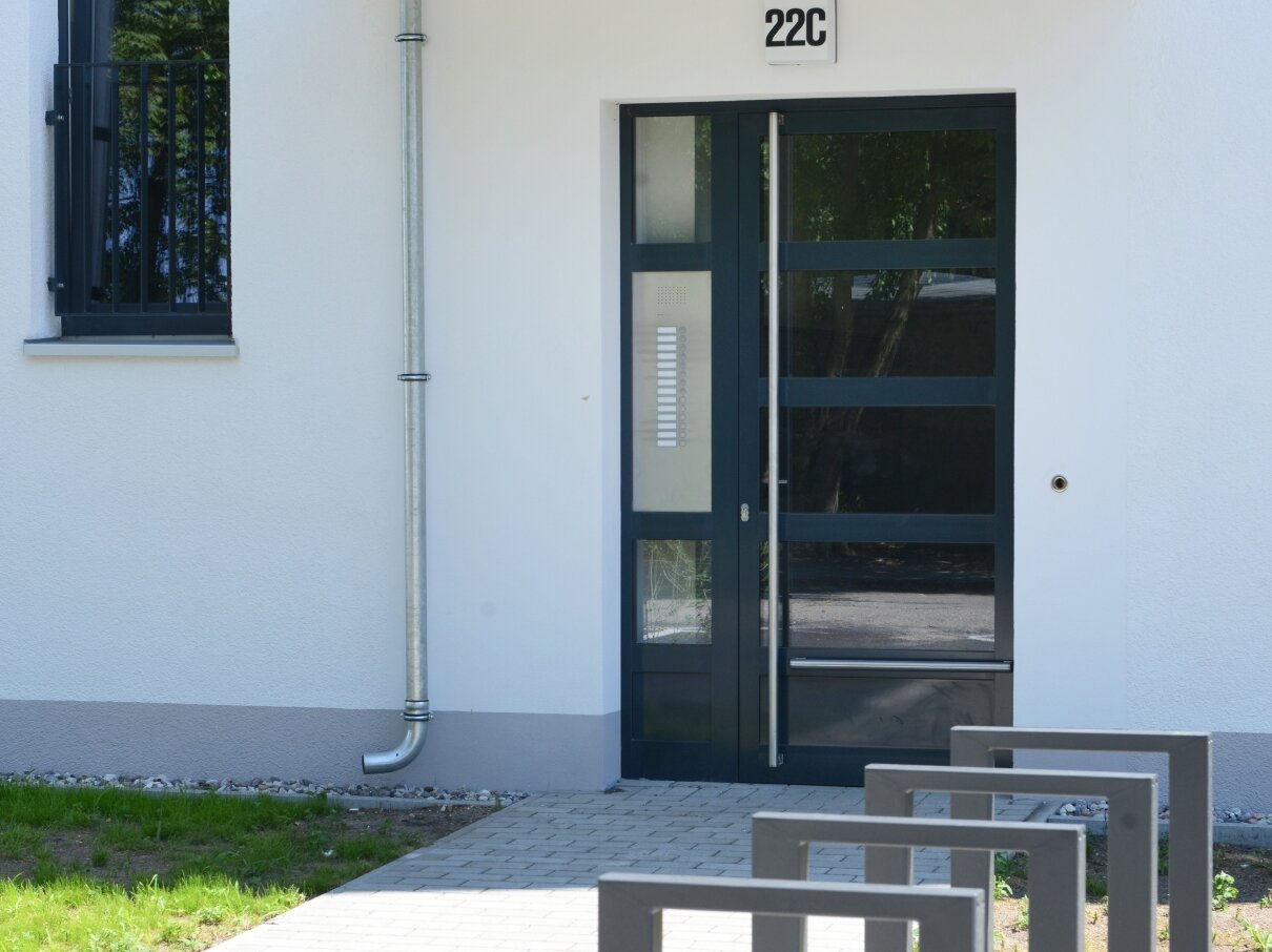 Außenansicht degewo-Neubau Klutstraße 22c: Eingangsbereich mit Fahrradständern.