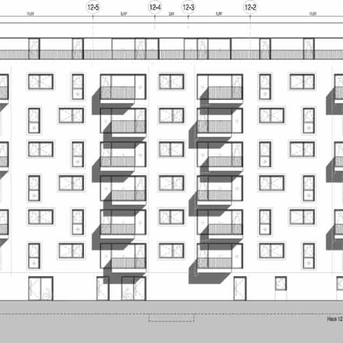 Architekturzeichnung einer Gebäudefassade mit sechs Geschossen und Staffelgeschoss. Dargestellt sind regelmäßig angeordnete Fenster sowie vorspringende Balkone. Höhenkoten, Achsmaße und Geländeverlauf sind seitlich und oberhalb eingezeichnet.