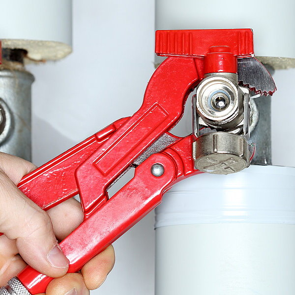 Hände eines Anlagenmechanikers bei der Arbeit