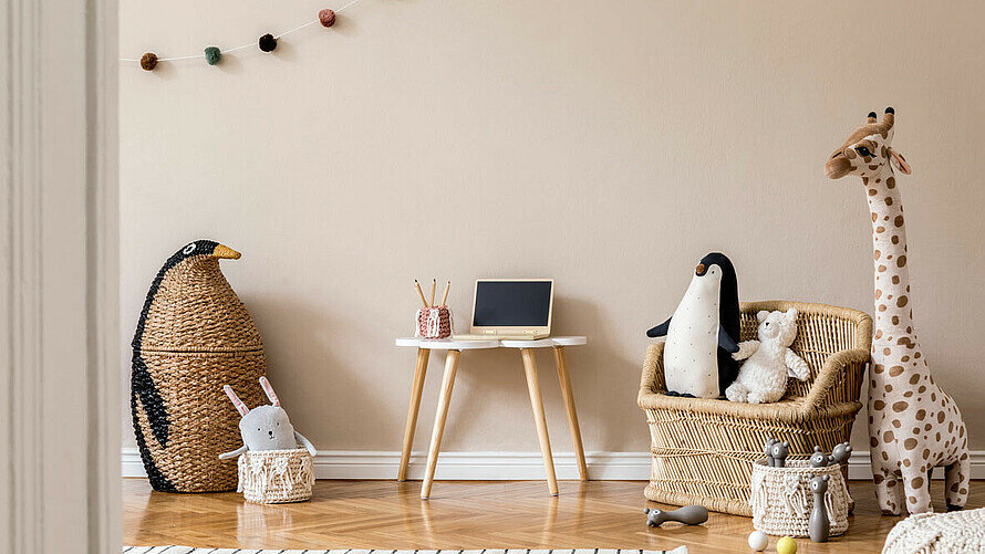 Bild zeigt Ausschnitt aus Kinderzimmer mit Deko und Plüschtieren