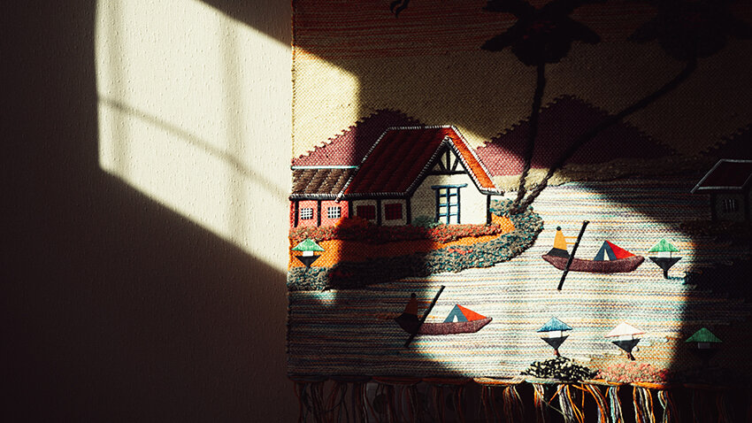 Die Sonne beleuchtet teilweise den Teppich.