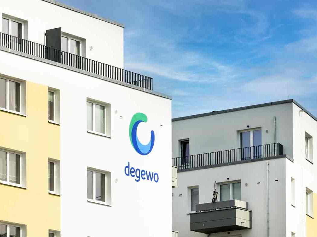 Außenansicht degewo-Neubau Schützenstraße 11 A bis C: obere Fassade mit degewo-Logo.