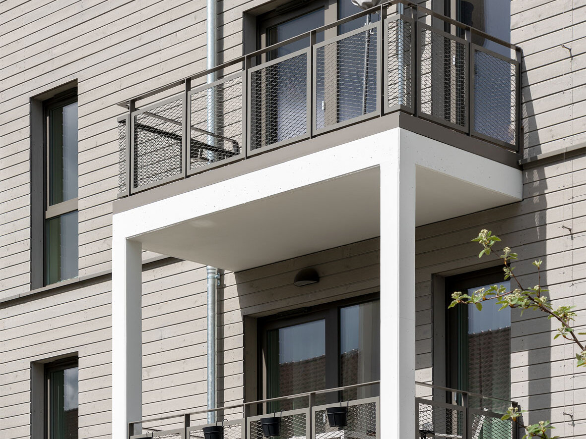 Außenansicht degewo-Neubau Stillerzeile 58: Fassade mit Balkonen.