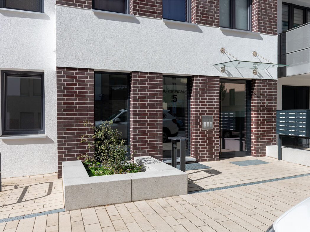 Außenansicht degewo-Neubau Lichtburgring 5:Eingangsbereich mit Briefkästen.