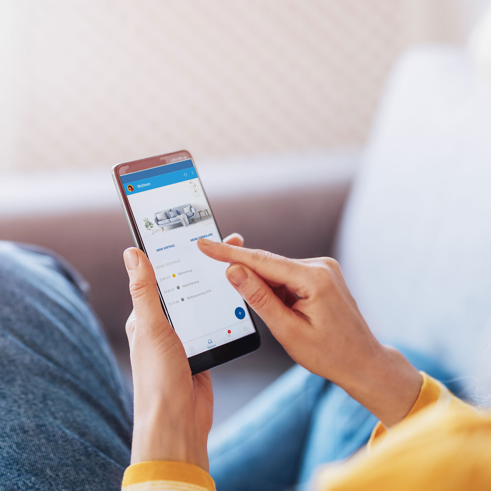 Eine Person sitzt entspannt und bedient die „Meine degewo“-App auf dem Smartphone. Auf dem Display ist eine Serviceübersicht zu sehen, etwa zu Verträgen oder Formularen. Das Bild vermittelt die einfache und flexible Nutzung des digitalen Kundenservices von unterwegs oder von zu Hause aus.