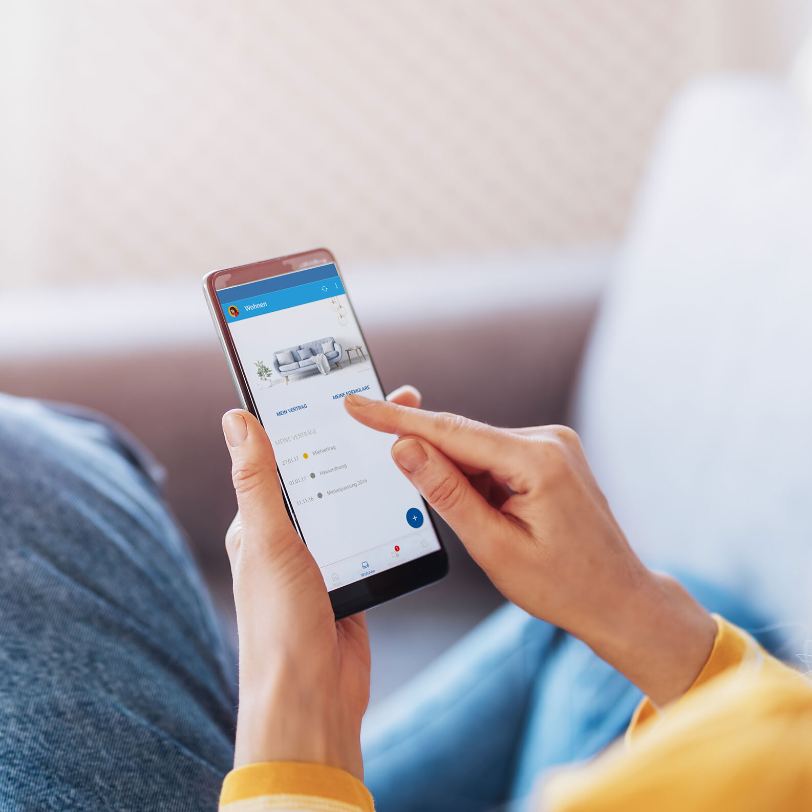 Eine Person sitzt entspannt und bedient die „Meine degewo“-App auf dem Smartphone. Auf dem Display ist eine Serviceübersicht zu sehen, etwa zu Verträgen oder Formularen. Das Bild vermittelt die einfache und flexible Nutzung des digitalen Kundenservices von unterwegs oder von zu Hause aus.