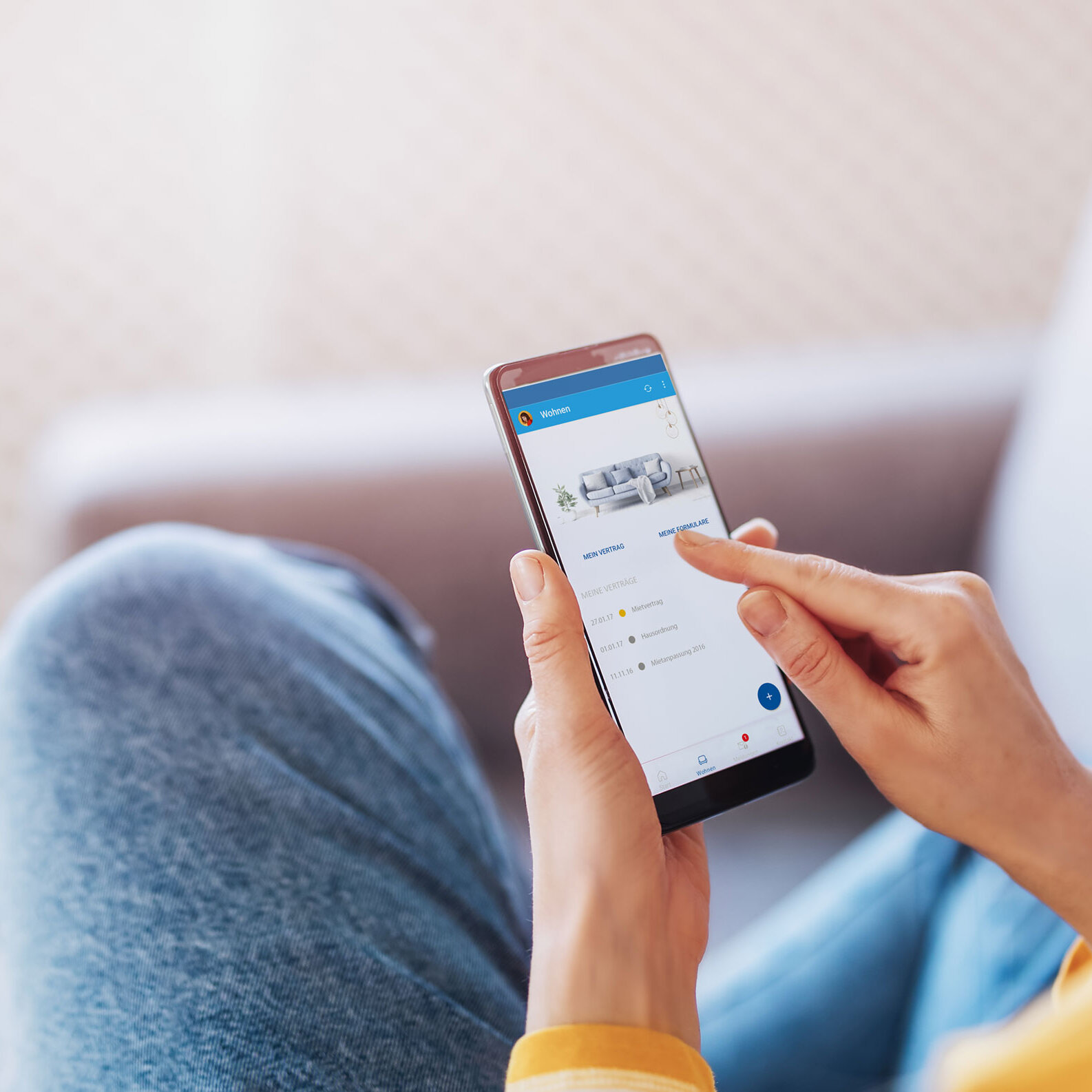 Eine Person sitzt entspannt und bedient die „Meine degewo“-App auf dem Smartphone. Auf dem Display ist eine Serviceübersicht zu sehen, etwa zu Verträgen oder Formularen. Das Bild vermittelt die einfache und flexible Nutzung des digitalen Kundenservices von unterwegs oder von zu Hause aus.