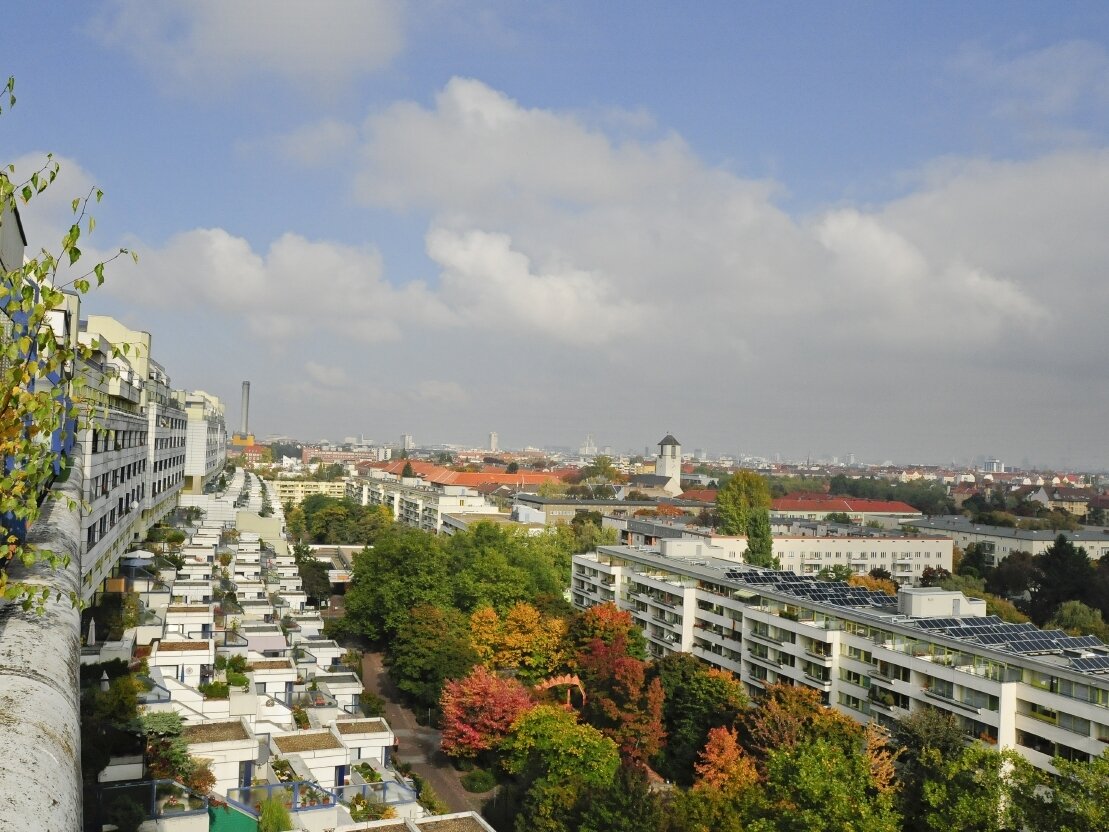 Blick von ganz oben aus dem Hochhaus auf die Stadt mit viel Grün
