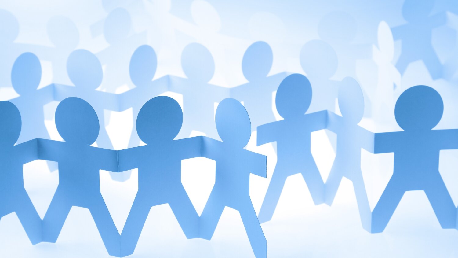 Illustration Gruppe Menschen, die zusammenstehen. Die Menschen sind aus Papier gefaltet und an den Händen verbunden. 