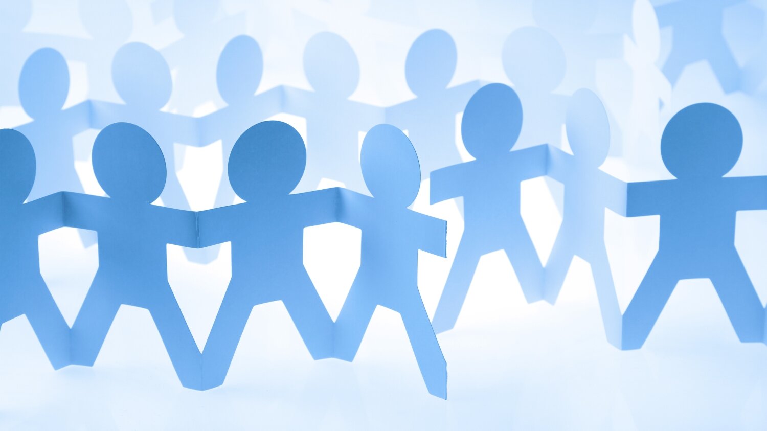 Illustration Gruppe Menschen, die zusammenstehen. Die Menschen sind aus Papier gefaltet und an den Händen verbunden. 