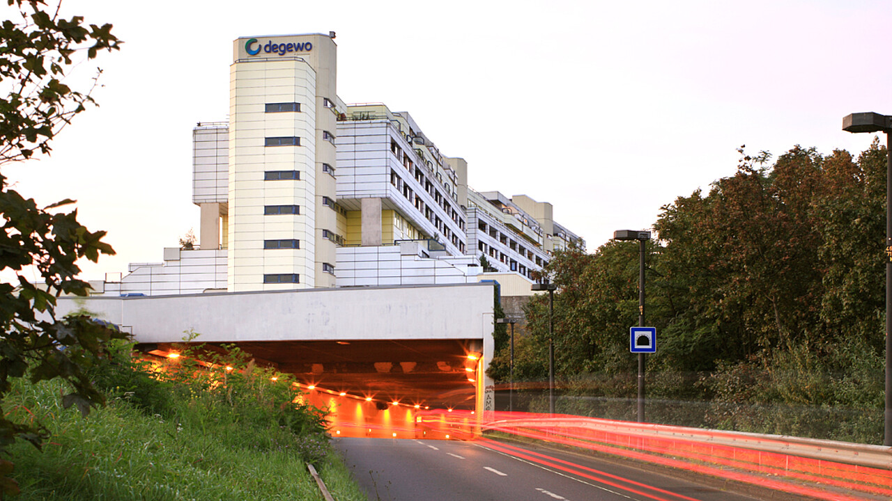 Bild vom Wohnhaus mit Autobahnunterführung in der Schlangebaderstraße.