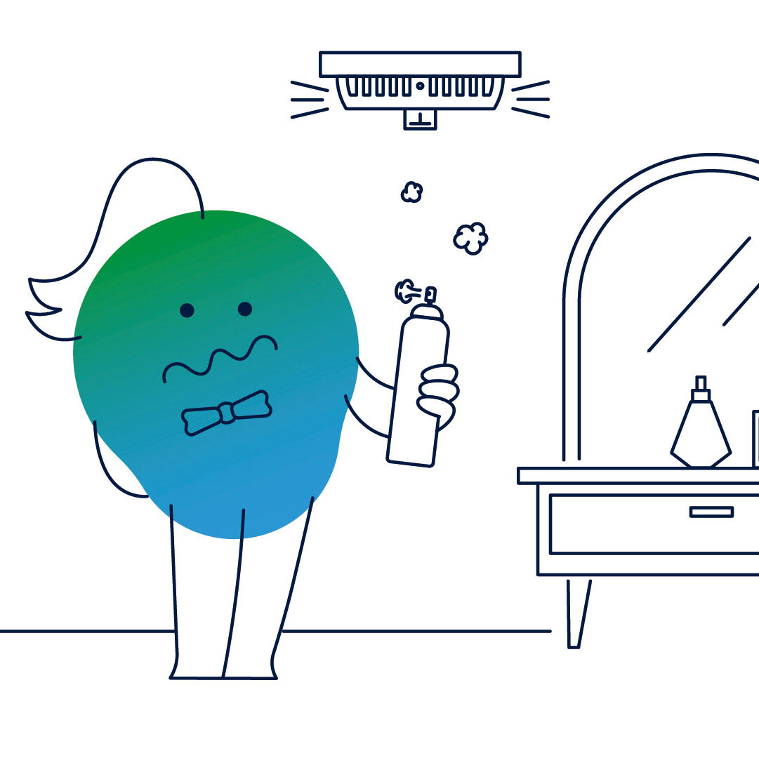 Illustration der Erklärfigur Kalle. Er steht in einem Zimmer, trägt Fliege und hat ein Haarspray in der Hand. Über ihm ist ein Rauchmelder zu sehen, der Alarm schlägt.