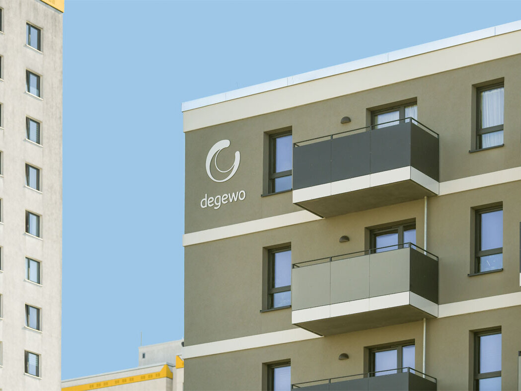 Außenansicht Fassade degewo-Neubau Mehrower Allee 28 und 30 mit degewo-Logo. 