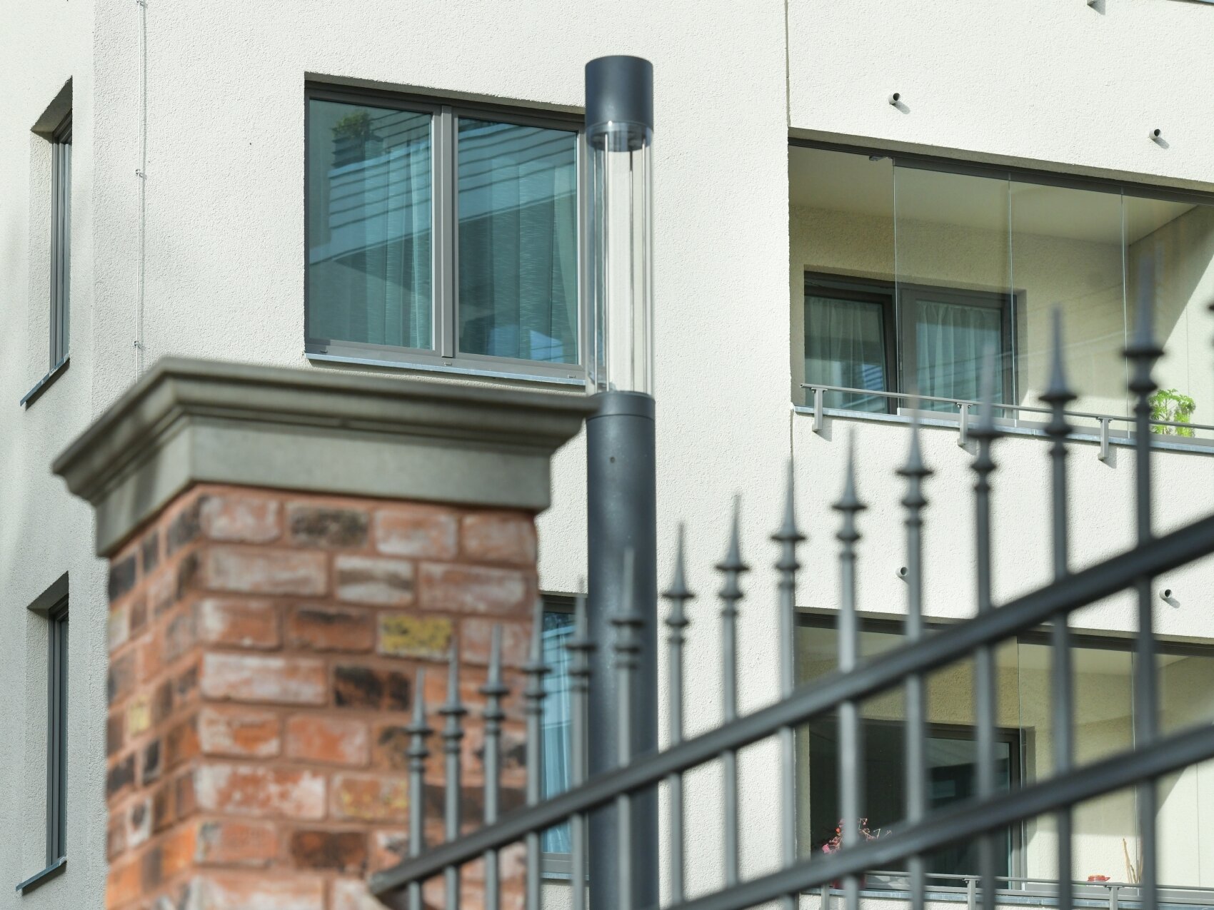Außenansicht degewo-Neubau Klara-Franke-Straße 1 bis 7: Mauer und Zaun im Vordergrund.