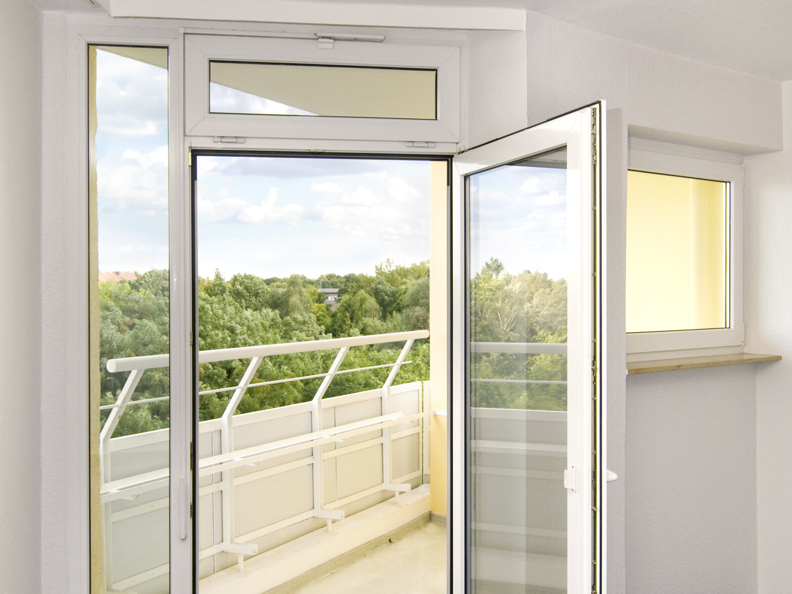 Blick auf offene Balkontür