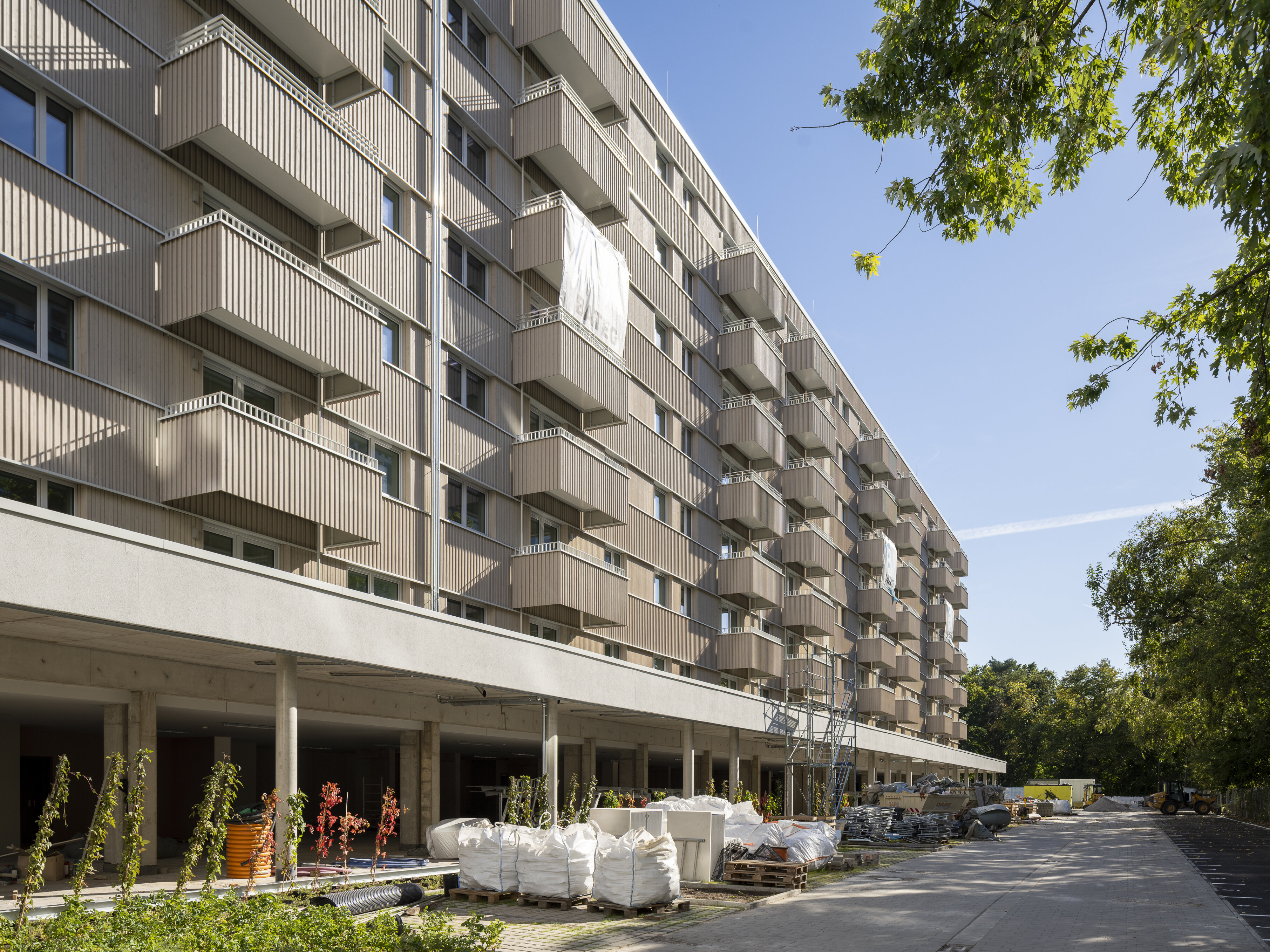 Seitliche Ansicht Klimahaus degewo Neubau Salvador-Allende-Straße