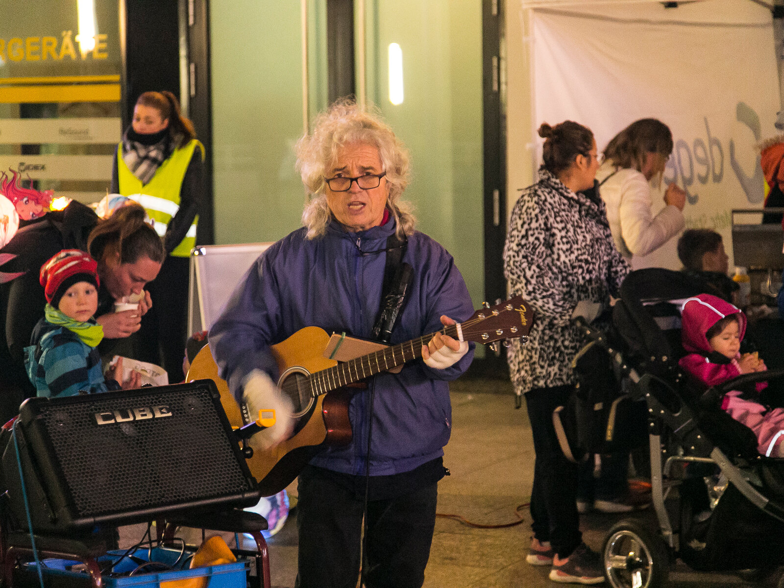 Frau und Kinder mit Laternen