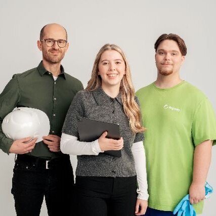 Architekt, Immobilienkauffrau in Ausbildung und Gebäudereiniger in Ausbildung stehen beisammen