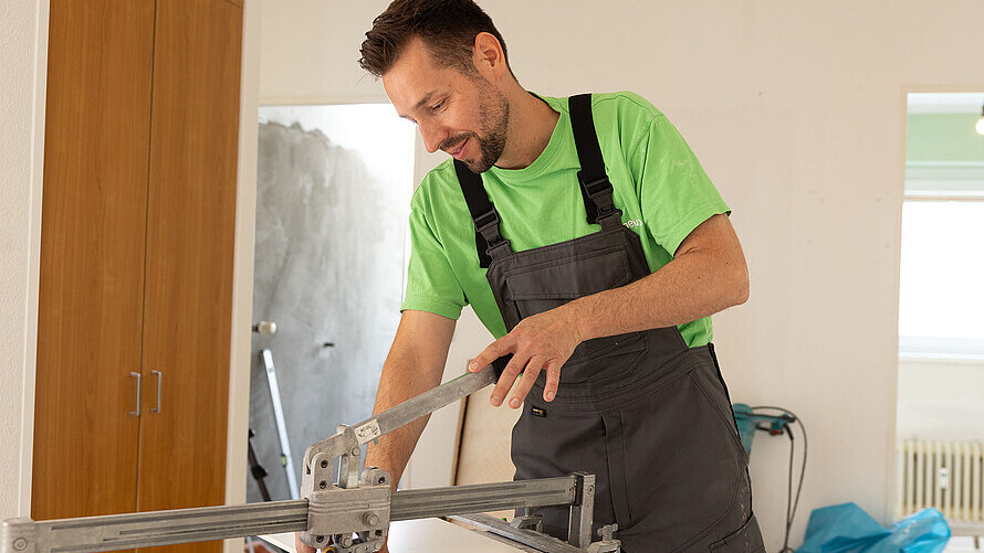 Fliesenleger beim Zuschnitt von Fliesen