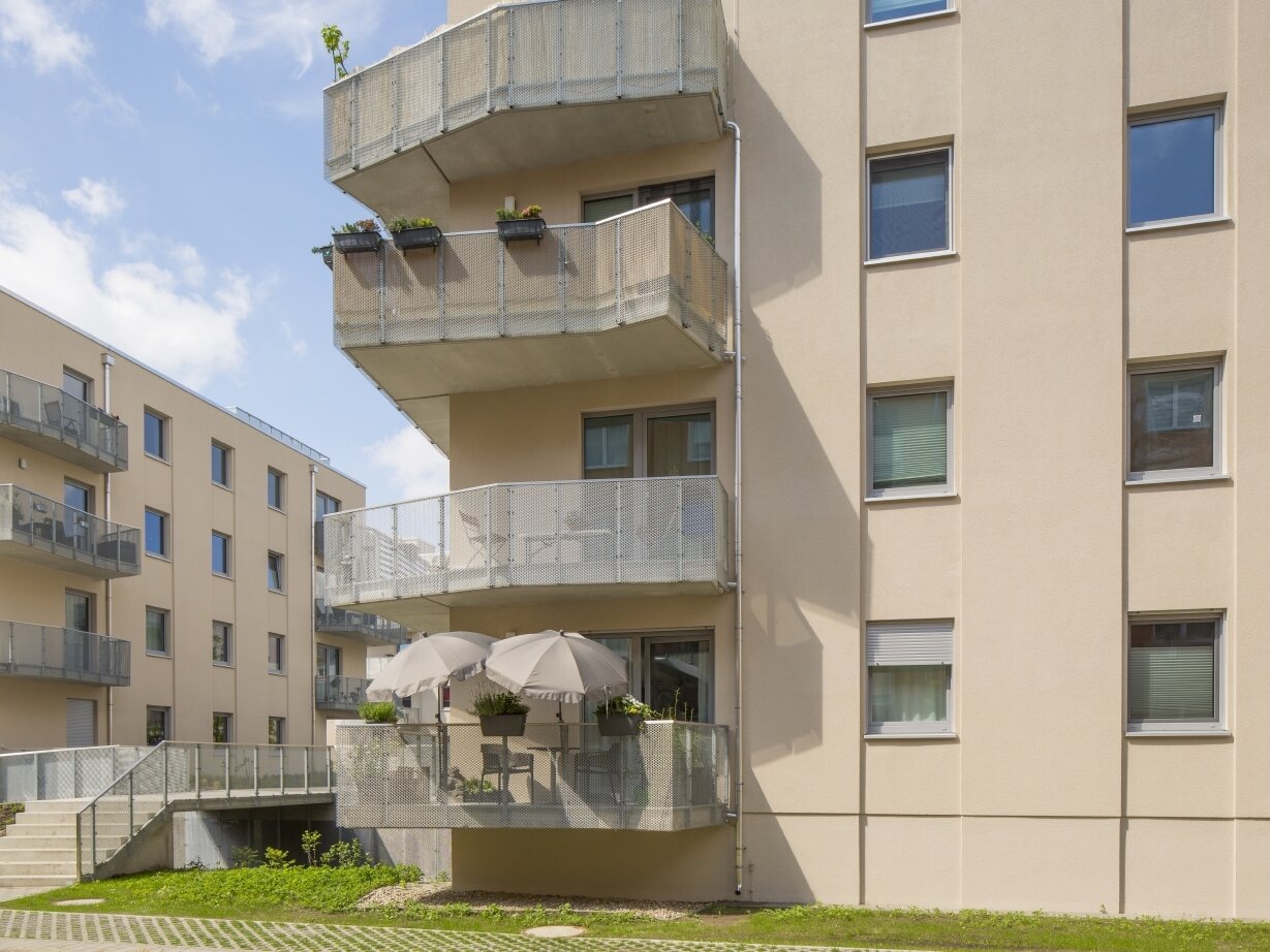 Außenansicht degewo-Neubau Karl-Pokern-Straße 36: Fassade mit Balkonen.