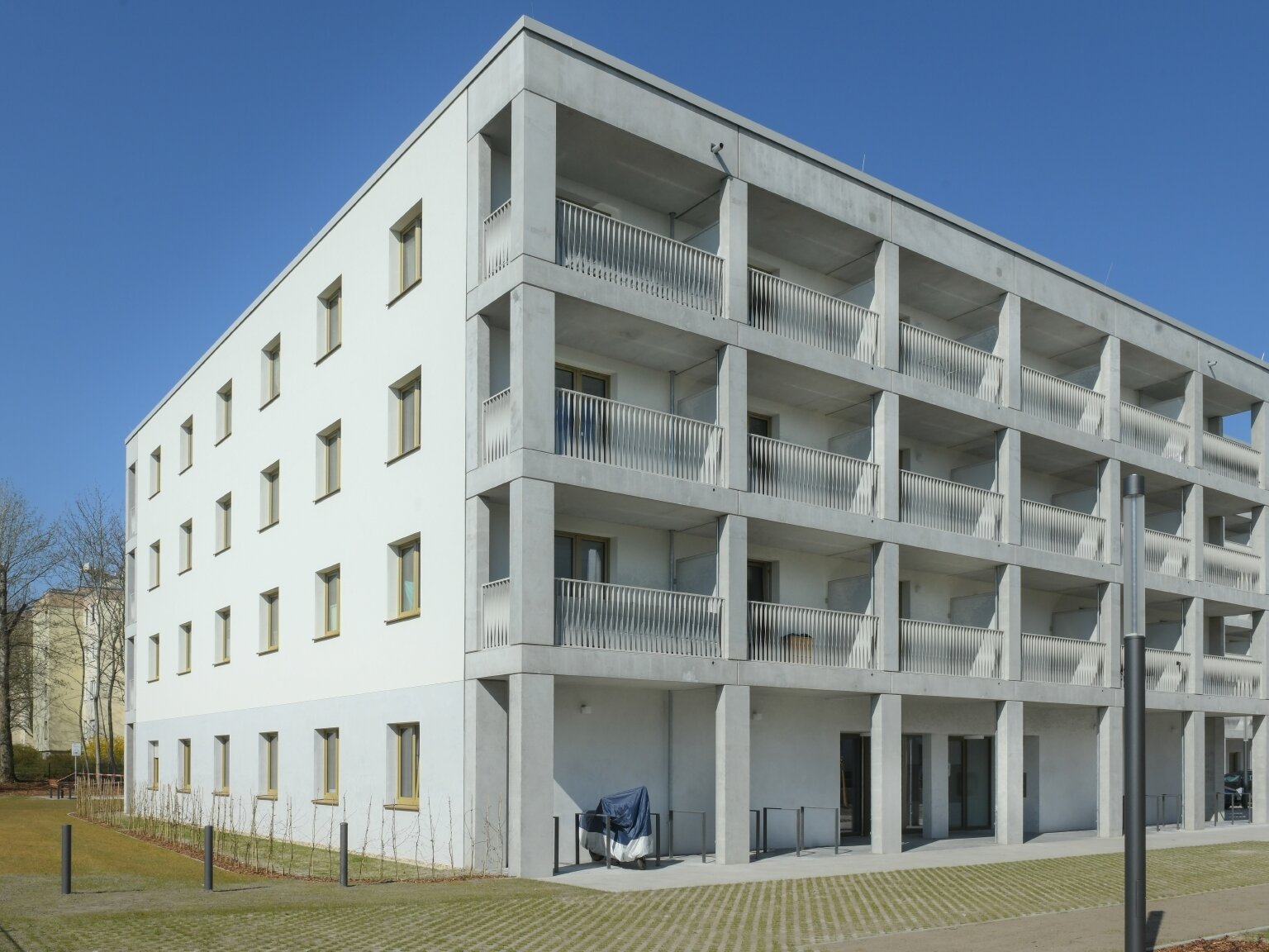 Außenansicht degewo-Neubau Theodor-Loos-Weg 31 bis 35 mit Straßenlaterne rechts im Vordergrund.