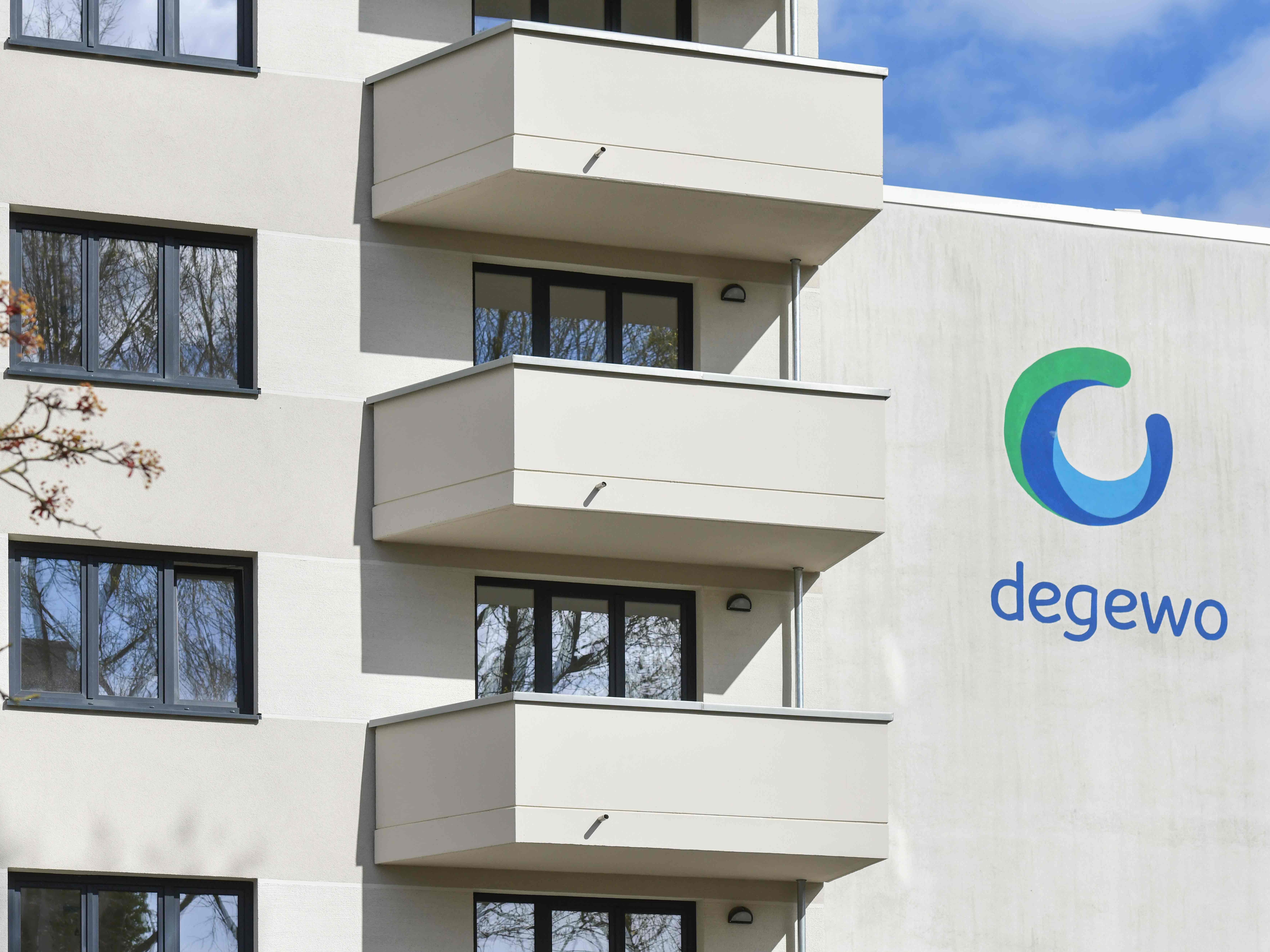 Außenansicht Fassade degewo-Neubau Wuhlestraße 2 bis 8 mit Balkonen und degewo-Logo.