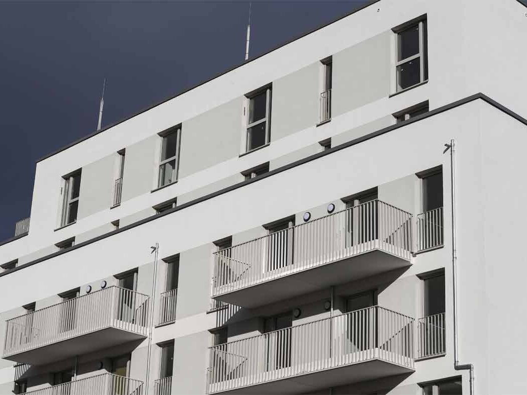 Außenansicht degewo-Neubau Gotenburger Straße 2: Fassade mit Balkonen.