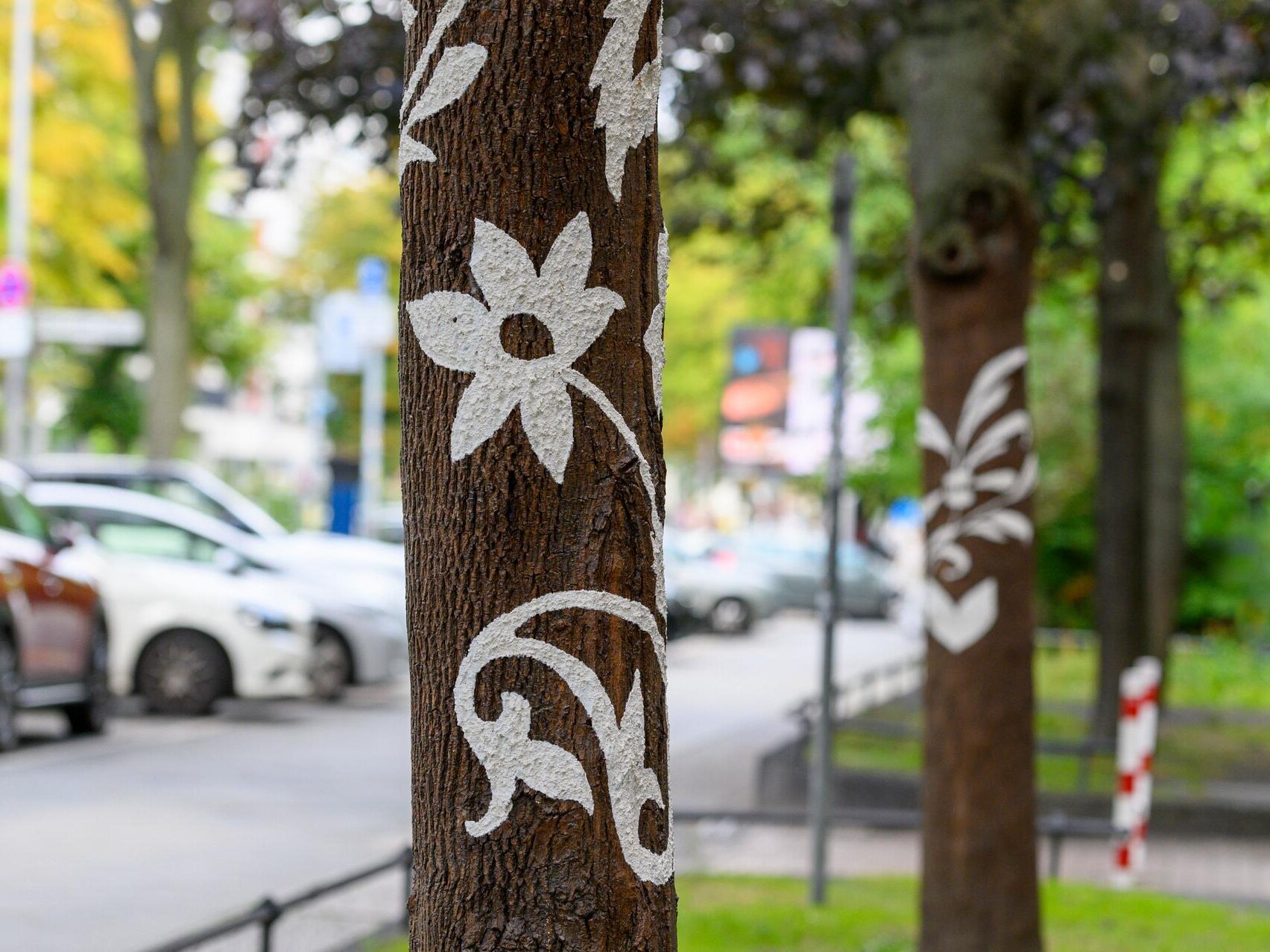 Verzierte Bäume im Brunnenviertel