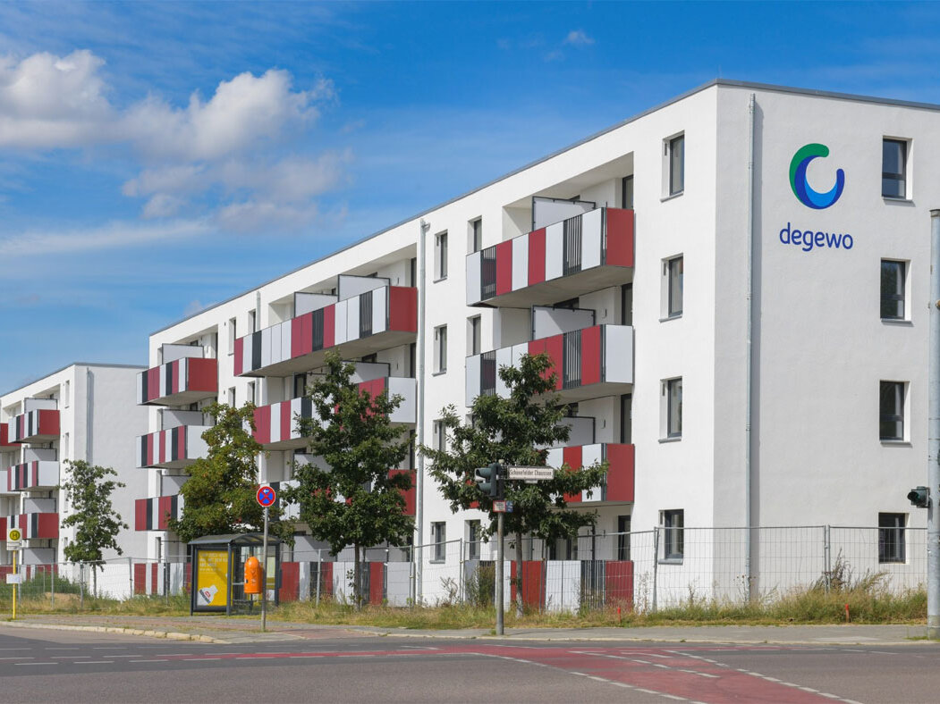 Außenansicht degewo-Neubau Schönefelder Chaussee 26 bis 38 Wegedornstraße 119 bis 123 mit Straße im Vordergrund.