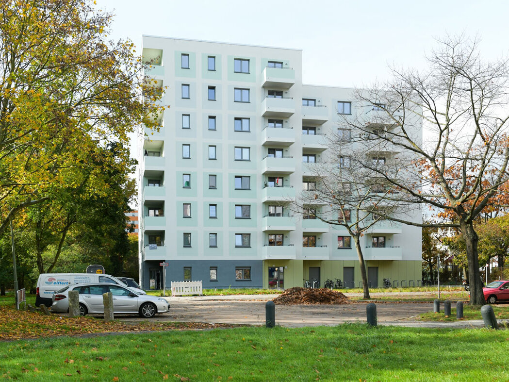 Außenansicht degewo-Neubau Tramper Weg 6 mit Rasenfläche im Vordergrund.