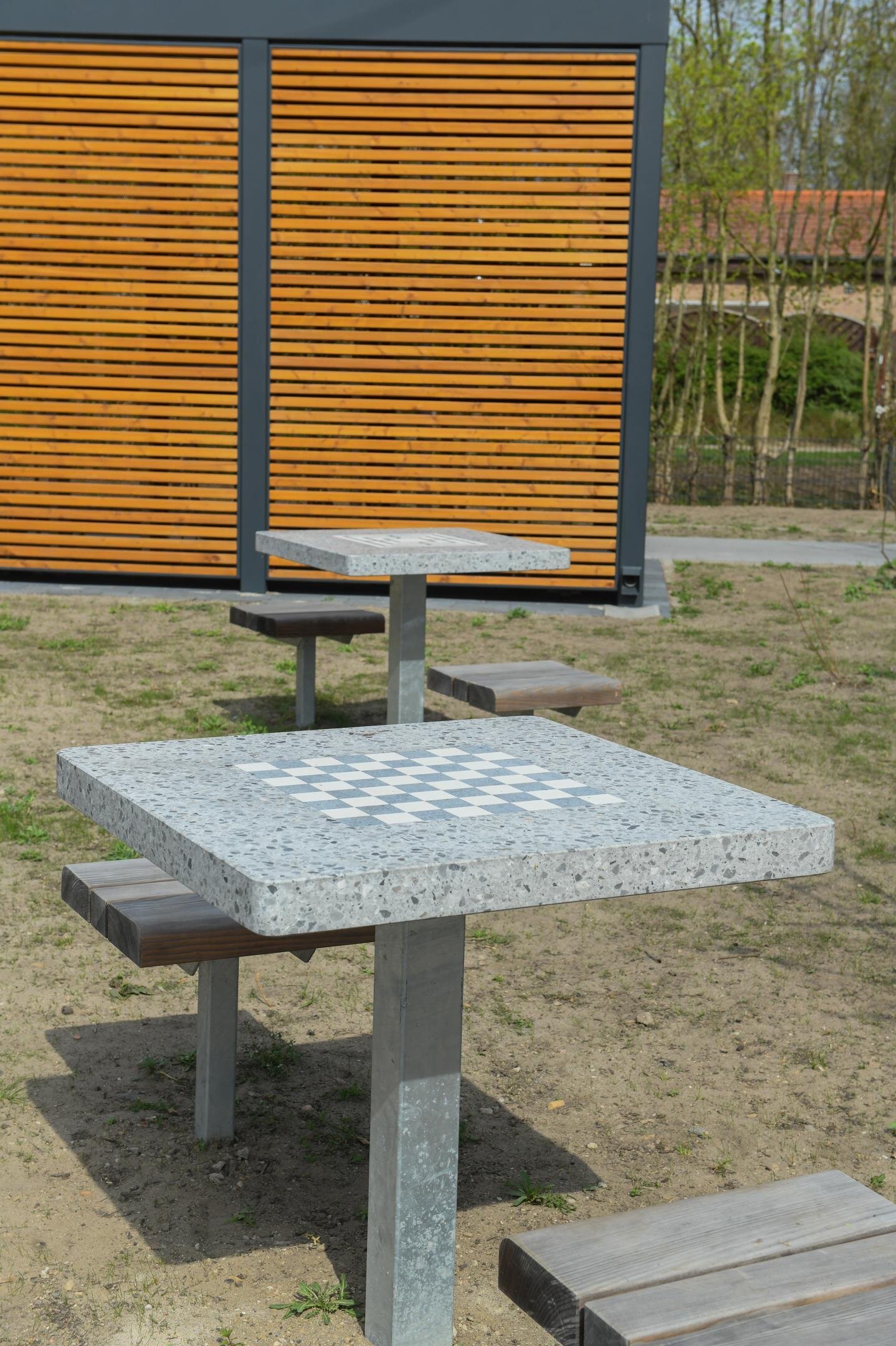 Ein Schachbrett als Steintisch als Außenanlage