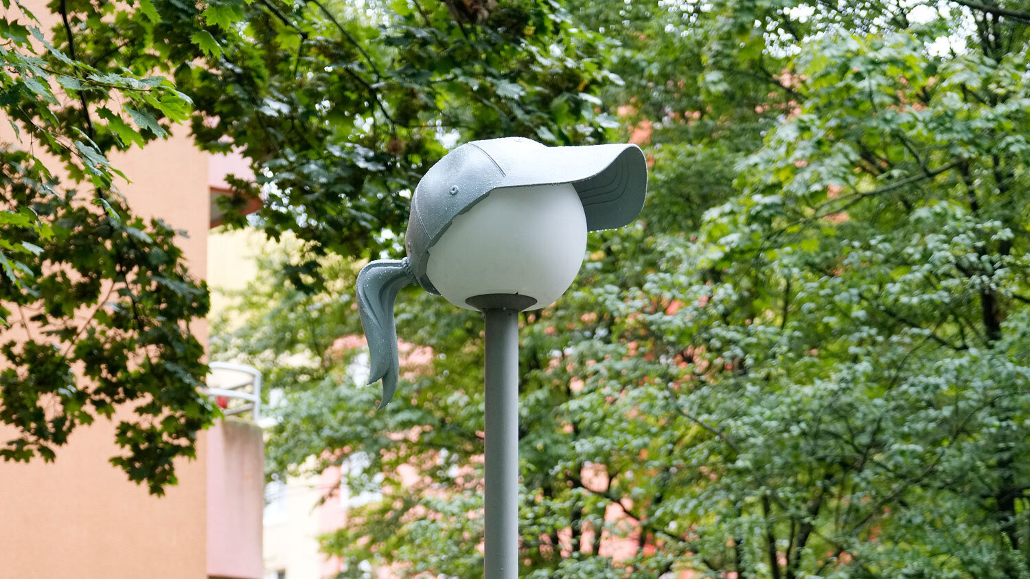 Laterne mit einer Baseballmütze als Nightcap