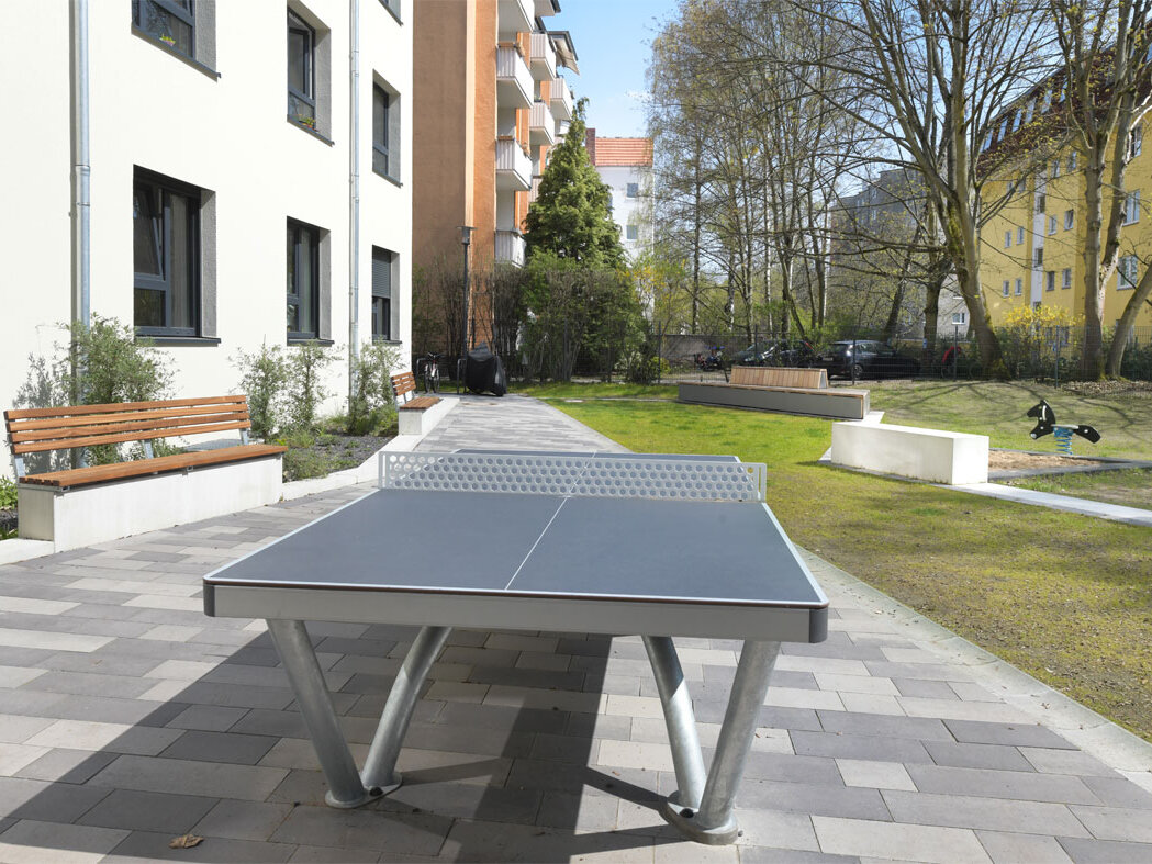 Außenansicht degewo-Neubau Steglitzer Damm 60: Hofseite mit Tischtennisplatte im Vordergrund.