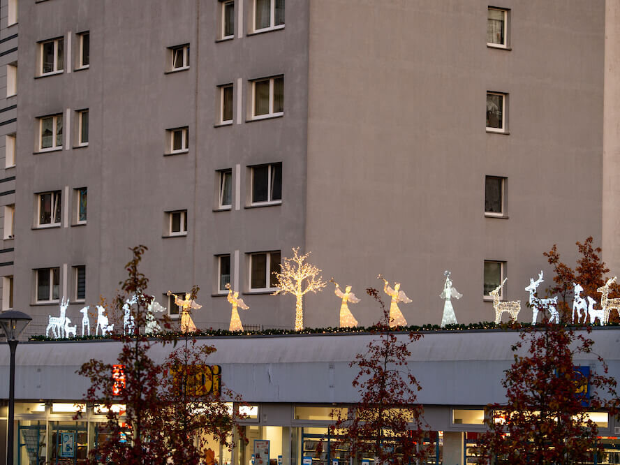Bild zeigt mit Lichterketten geschmückte Promenade.
