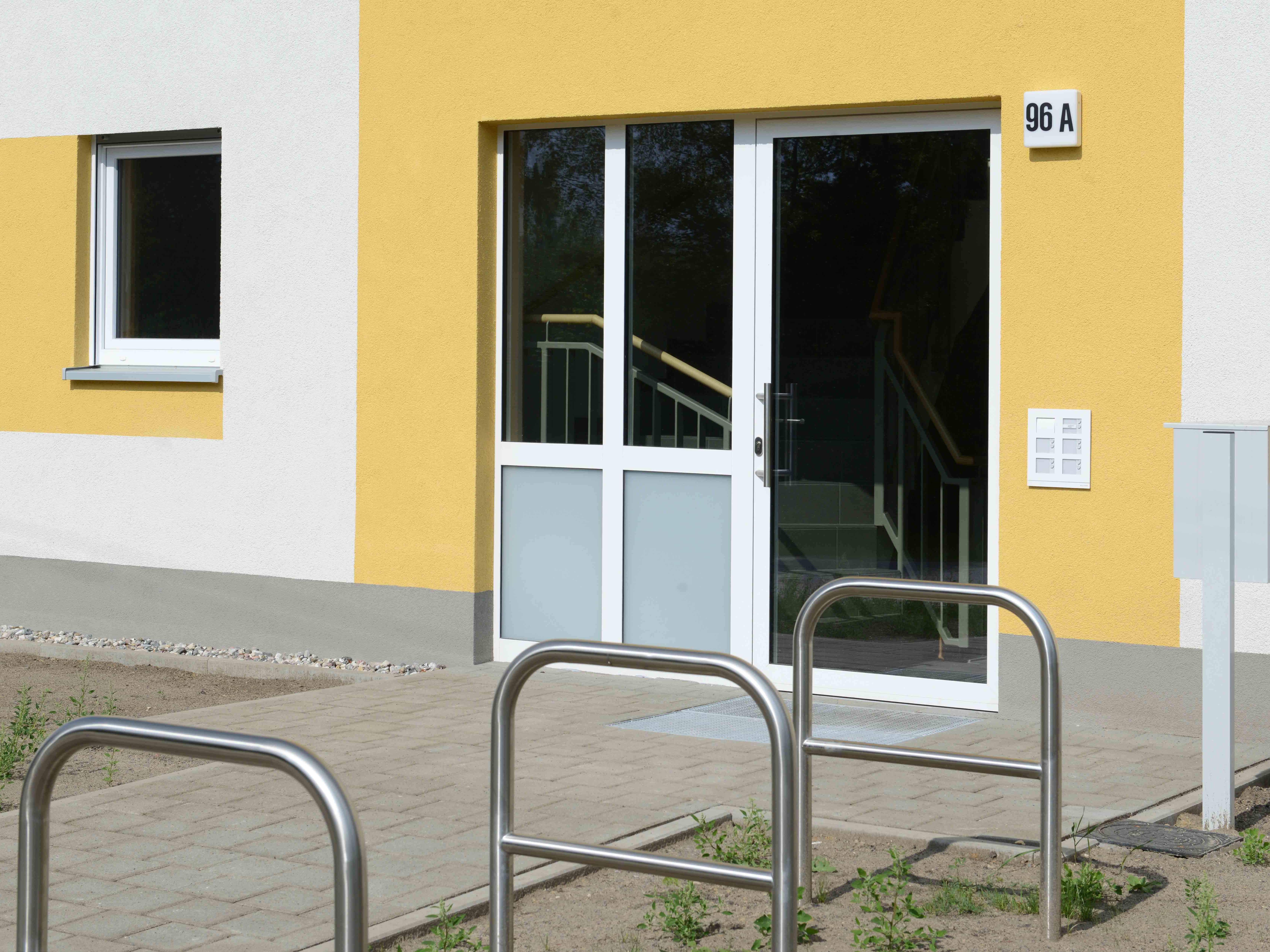 Straßenansicht degewo-Neubau Ewaldstrasse 96 A: Eingangsbereich mit Fahrradständern.